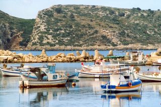 Ενας απλός ψαράς και ο πρωθυπουργός του Costa Navarino