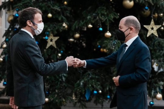 Αγκαλιές, χαμόγελα και διαφωνίες με το «καλημέρα»