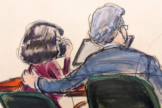 Ένοχη για σωματεμπορία ανηλίκων η Γκιλέιν Μάξγουελ, πρώην συνεργάτης του Τζέφρι Έπστιν