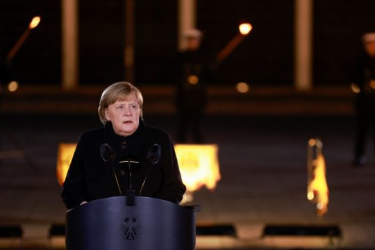 Με ροκ και πανκ ήχους ο αποχαιρετισμός στη Μέρκελ