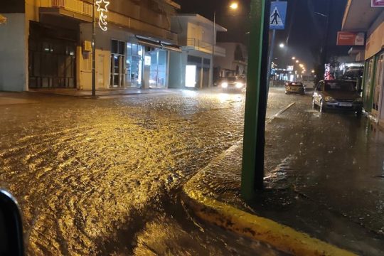 Πλημμυρισμένοι δρόμοι και οικήματα λόγω κακοκαιρίας στο Μεσολόγγι