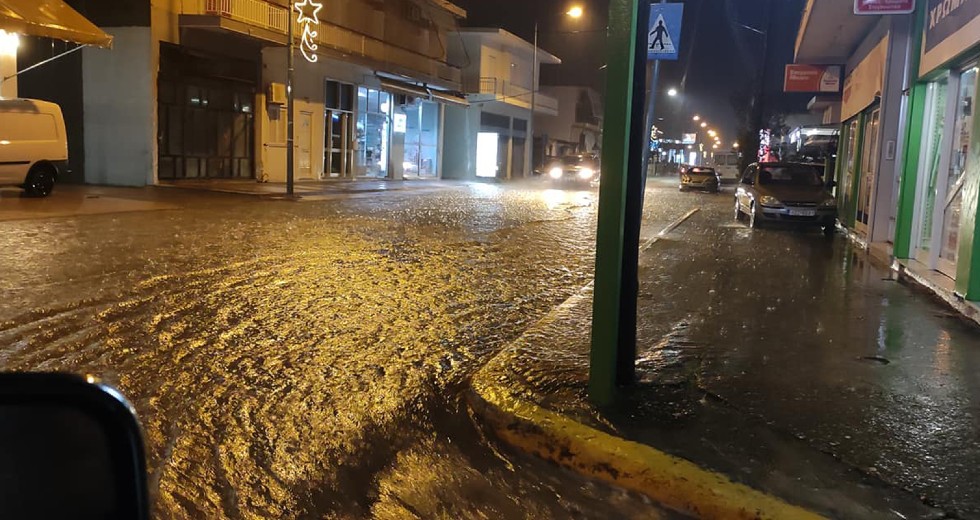 Πλημμυρισμένοι δρόμοι και οικήματα λόγω κακοκαιρίας στο Μεσολόγγι