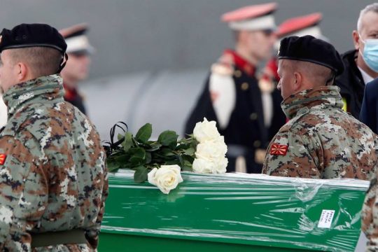 Κηδεύτηκαν στη Βόρεια Μακεδονία τα θύματα του πολύνεκρου τροχαίου