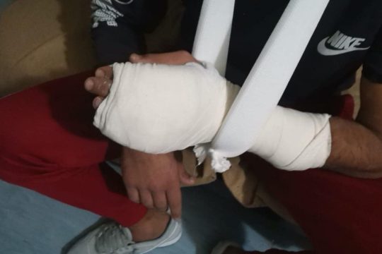 Κατήγγειλε ξυλοδαρμό, πήγαν να τον απελάσουν