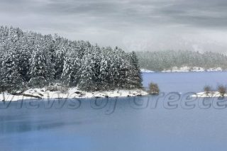 Χειμερινή απόδραση στο χιονισμένο Μέτσοβο και την παγωμένη λίμνη Πηγών Αώου