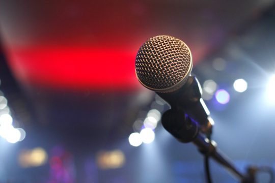 Χαμός για την παράσταση «Πες το Ψέματα» και καταγγελίες για έμφυλες διακρίσεις