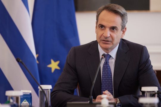 Εμμένει στην πανδημία ανεμβολίαστων, υπερασπίζεται το πρόστιμο