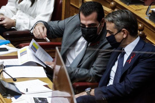 Από το «δεν χρειαζόμαστε νέα μέτρα», στις εισηγήσεις για περιορισμούς