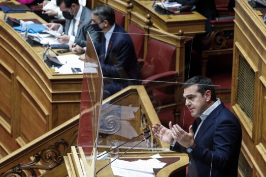«Άναψαν τα αίματα» στην Ολομέλεια ανάμεσα σε Μητσοτάκη και Τσίπρα