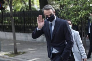 Δεν νομίζετε ότι είναι λίγο εγωιστικό να κολλάτε κορονοϊό ενώ ο πρωθυπουργός κάνει διακοπές;