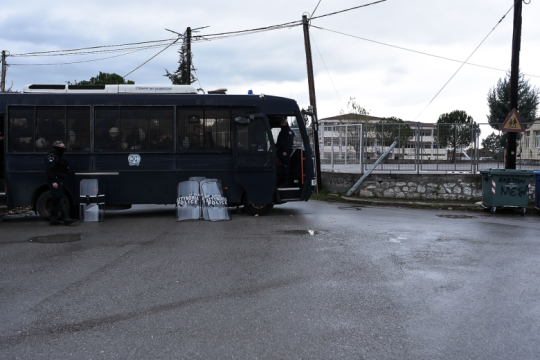 «Θερμή» υποδοχή του πρωθυπουργού από τους πυρόπληκτους στη βόρεια Εύβοια