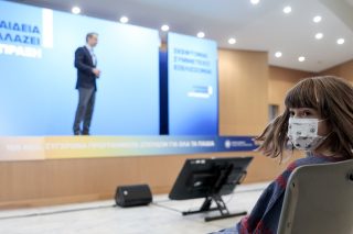 Φιέστες αντί για πολιτική ουσίας