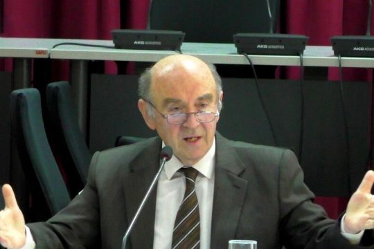 Εκ δεξιών του… Μουσείου