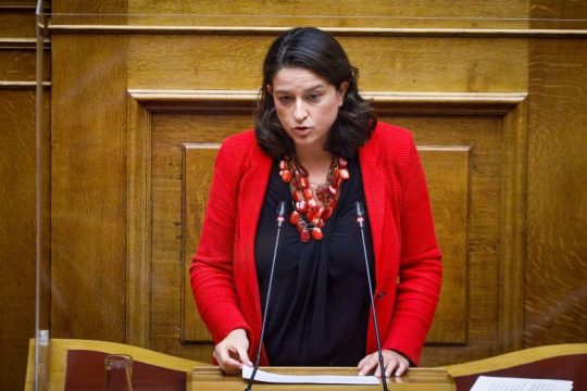 Μήνυση κατά της Ν. Κεραμέως από γονέα για τις ΕΒΕ