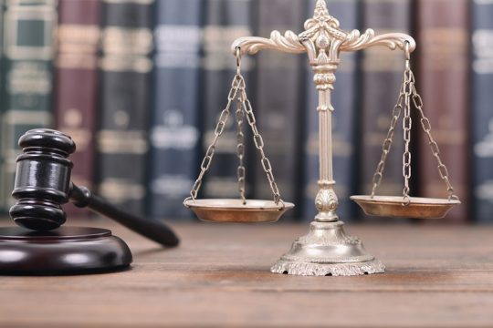 Η εφαρμογή των νόμων είναι υποχρέωση των κυβερνήσεων