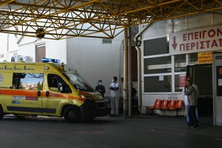 Ο ΕΟΔΥ αφήνει τα κρούσματα στη μοίρα τους και φτάνουν αργά στο νοσοκομείο