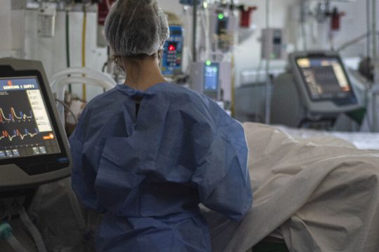 ΕΟΔΥ: Στους 683 οι διασωληνωμένοι, 77 νέοι θάνατοι από κορονοϊό