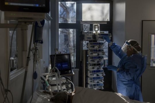 Φόβοι για «τσουνάμι» λόγω Ομικρον