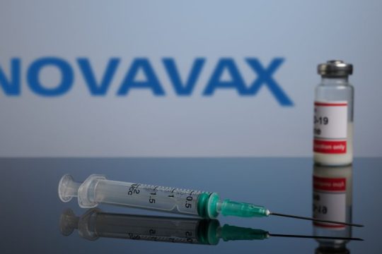 Ο ΠΟΥ ενέκρινε για έκτακτη χρήση το εμβόλιο Novavax κατά της Covid