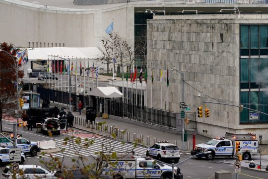 Παραδόθηκε ο ένοπλος που ήταν έξω από την έδρα του ΟΗΕ