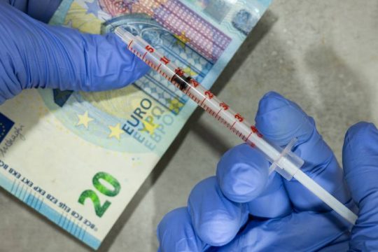 Σκοντάφτει στην «Όμικρον» η οικονομική ανάκαμψη