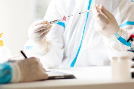 ΠΟΥ: Σε 57 χώρες η «Ο», αλλά είναι νωρίς να πούμε αν είναι πιο μεταδοτική
