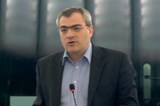 Εργασιακή αβεβαιότητα σε προσφυγικές δομές, Υπηρεσίες Ασύλου και ΜΚΟ