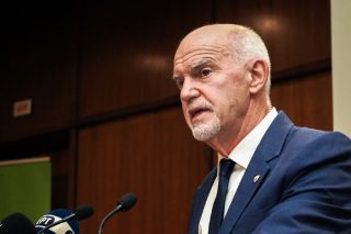 Εξήντα τέσσερις πρώην βουλευτές στηρίζουν Παπανδρέου