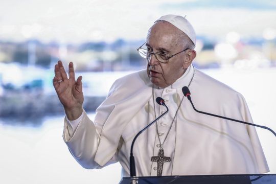 Όχι φράχτες και σεβασμό της νομιμότητας ζήτησε ο Πάπας από τη Λέσβο