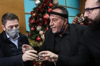 Κάλαντα με μαντινάδες και ρακή στο ΠΑΣΟΚ