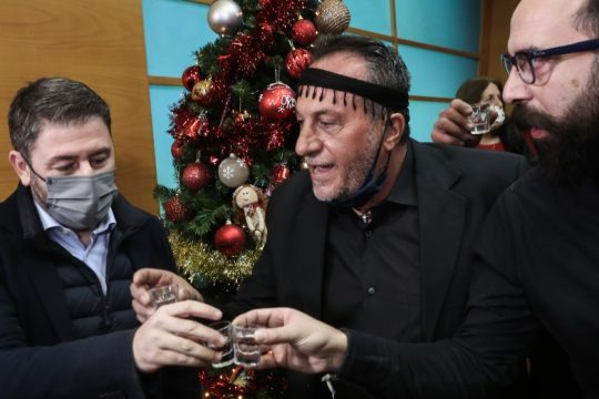 Κάλαντα με μαντινάδες και ρακή στο ΠΑΣΟΚ