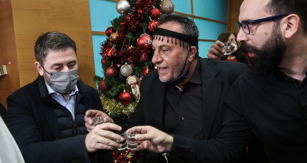 Κάλαντα με μαντινάδες και ρακή στο ΠΑΣΟΚ