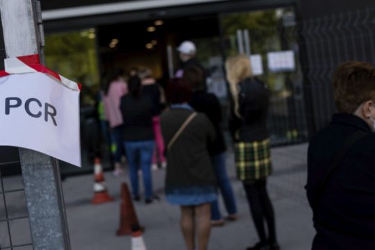 Επιτροπή Ειδικών: Μόνο με PCR το πιστοποιητικό νόσησης των ανεμβολίαστων