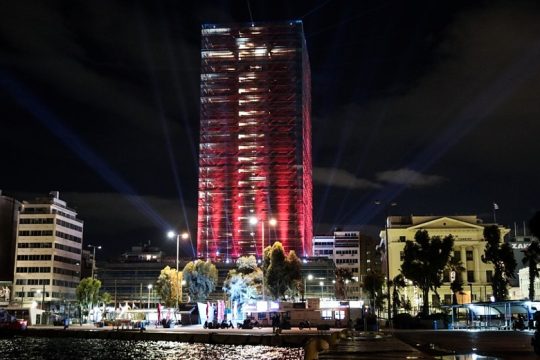 Φωταγωγήθηκε ο εμβληματικός Πύργος του Πειραιά