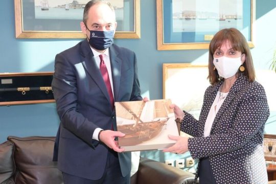 Στο υπουργείο Ναυτιλίας και στο Αρχηγείο του Λιμενικού Σώματος η Πρόεδρος της Δημοκρατίας