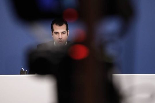 Με καθυστέρηση και σε δύο στάδια τα περιοριστικά μέτρα