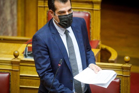 Απειλή Πλεύρη για μαζικές απολύσεις ανεμβολίαστων υγειονομικών