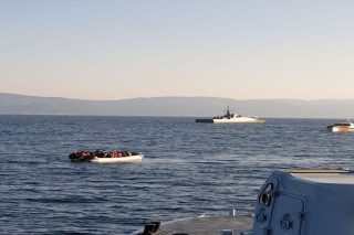 Ένας νεκρός στο ναυάγιο με πρόσφυγες νότια της Φολεγάνδρου