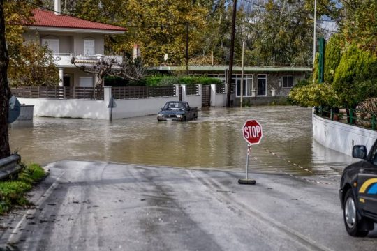 Μετρούν τις πληγές τους από τη φονική κακοκαιρία