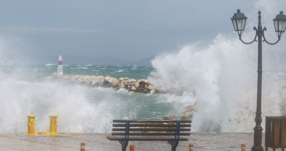 Θυελλώδεις άνεμοι το Σάββατο, μήνυμα του 112 για επικίνδυνα φαινόμενα
