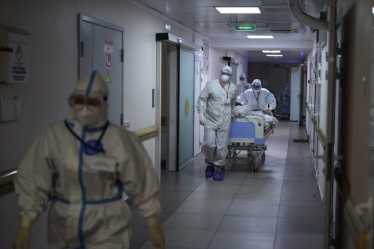Δεύτερη σε θανάτους Covid η Ρωσία – κλειστή την Πρωτοχρονιά η Κόκκινη Πλατεία