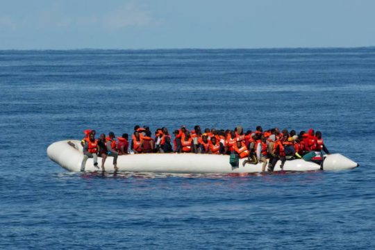 Μέρες εν πλω δύο διασωστικά με σχεδόν 300 πρόσφυγες