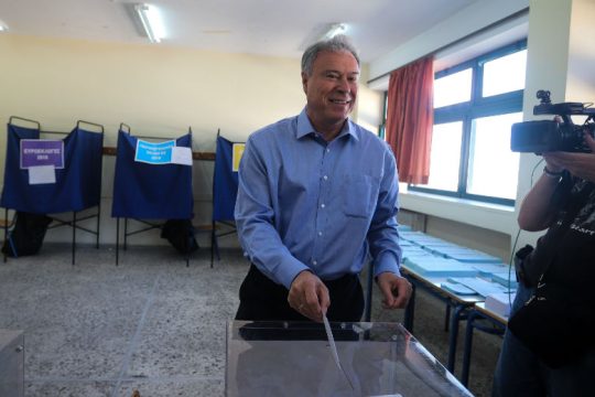 Σγουρός στηρίζει Παπανδρέου