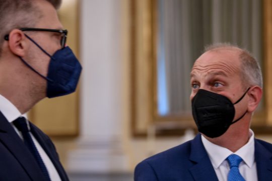 Υποβαθμίζουν προκλητικά τη μελέτη για να καλύψουν τον Μητσοτάκη