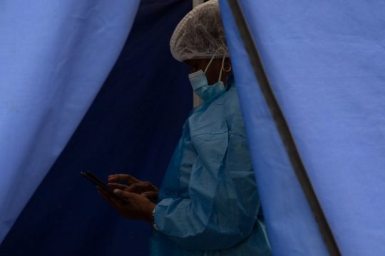 Ν. Αφρική: Η παραλλαγή «Ο» προκαλεί σχεδόν τριπλάσιες επαναλοιμώξεις
