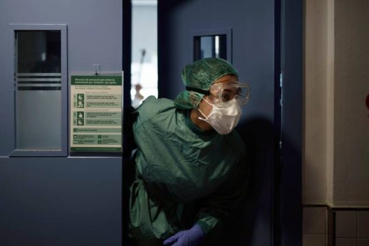 Ισπανία: Με κορονοϊό σχεδόν 70 εργαζόμενοι σε ΜΕΘ μετά από πάρτι