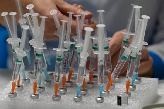 Ίσως δεν επιτευχθεί ο στόχος εμβολιασμού του 70% του πληθυσμού ως τα μέσα του 2022