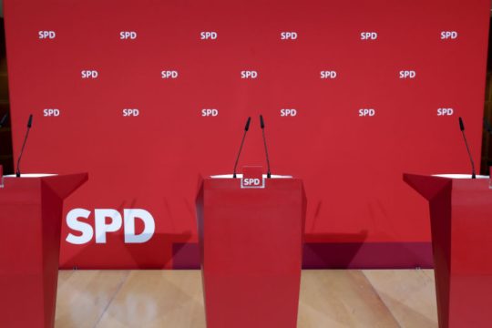 Ενέκριναν την κυβέρνηση «φανάρι» οι Σοσιαλδημοκράτες