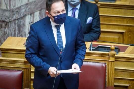 Έγγραφο «καίει» τον Πέτσα για τα χρήματα στα ΜΜΕ