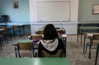 Αιχμηρή επιστολή της ΕΛΜΕ Πειραιά για την έκρηξη κρουσμάτων στα σχολεία